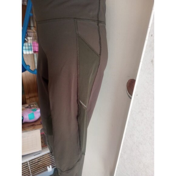 Lululemon capri leggings Dark Green  with a mesh fabric On Legs Sz 10 - Picture 2 of 10